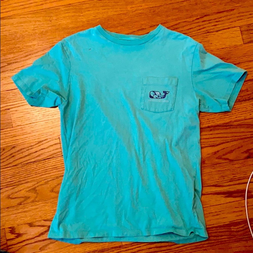 vineyard vines teal t-shirt with decal on the back